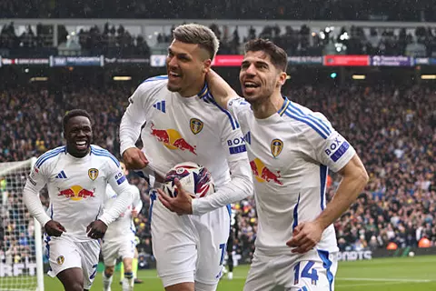 باكتساح ستوك.. ليدز على أعتاب العودة إلى الدوري الإنجليزي الممتاز